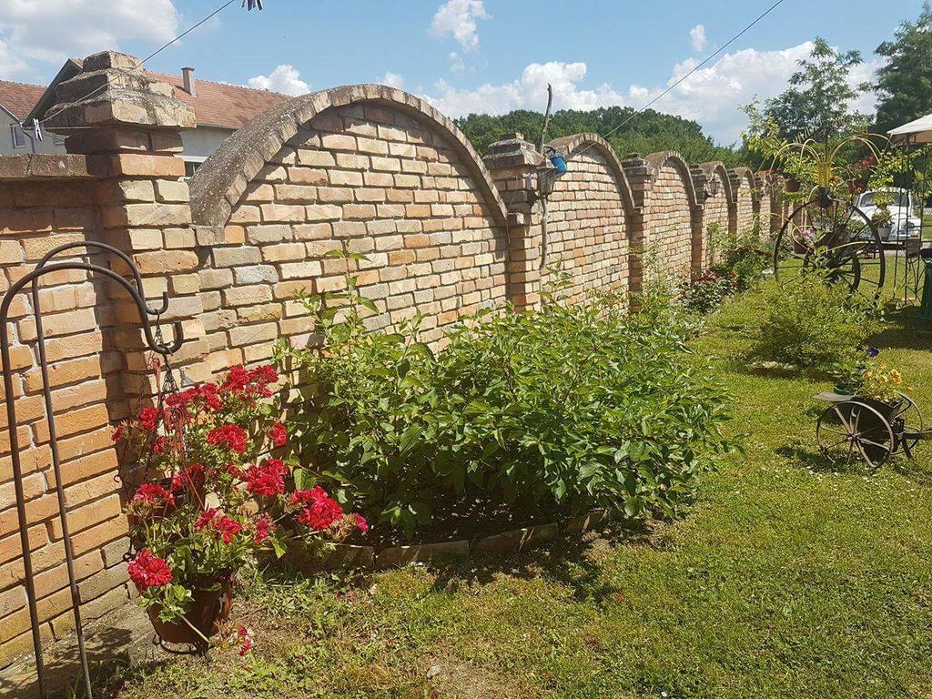 Salas Gnijezdo Backa Palanka Luaran gambar
